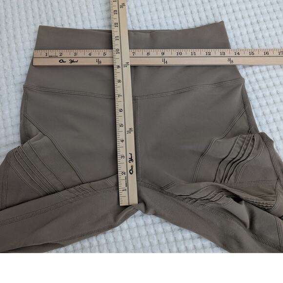 Alo Yoga Ultimate High-Waist Legging in Gravel - Picture 9 of 11